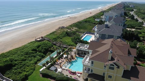 PI209, Ritz Palm- Oceanfront, 9 BRs, LUXURY, ELEV, Pool, Rec Rm, Theater Rm, Prv Bch wwy House in Corolla