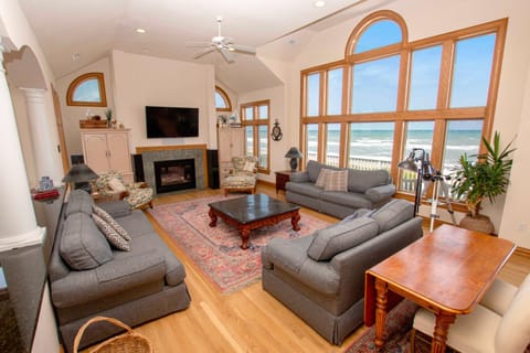 PI249, Wellfleet-Oceanfront, Pool, Pool Table, Private Beach Access Casa in Corolla