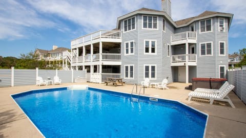 PI54, Fore Sea Suns- Oceanside, 7 BRs, Private Pool, Den, Rec Rm, 350 ft to Beach access Haus in Corolla