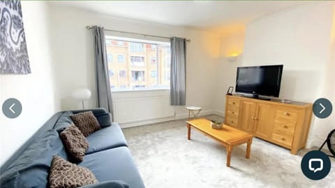 4 bedroom property which sleeps 8 very close to the Harry Potter studio and Watford junction Apartment in Watford