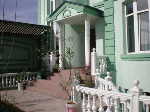 Facade/entrance, View (from property/room)