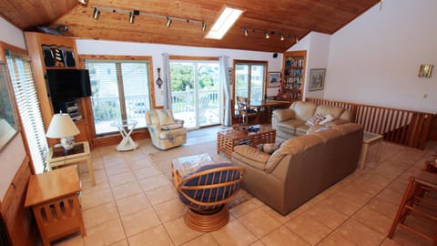 PV3, Jubilate- Oceanside, 5 BRs, Hot Tub, Close to Beach, Rec Rm House in Duck