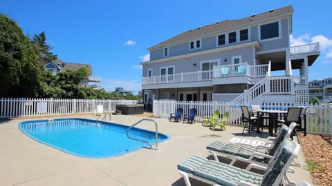 S2, Good Winds- Semi-Oceanfront, 6 BRs, Priv Pool, Close to Beach, Rec Rm Haus in Corolla
