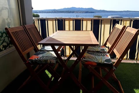 Front de mer - Emplacement prisé au calme - T2 moderne et entièrement climatisé - Tout à pieds Apartment in Sanary-sur-Mer