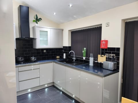 Bathway House - Free Secured Parking and Wifi Apartment in Coventry