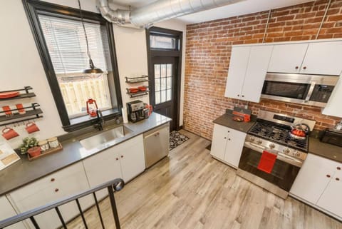 185 Banner Brand New Prime Location Exposed Brick Beauty Maison in Pittsburgh