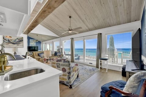 Queens Cottage PCB beach-front condo with regal gulf views House in Lower Grand Lagoon