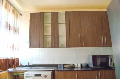 Kitchen or kitchenette, minibar