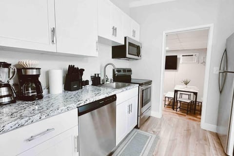 Kitchen or kitchenette, dishwasher, minibar, pet friendly, stove