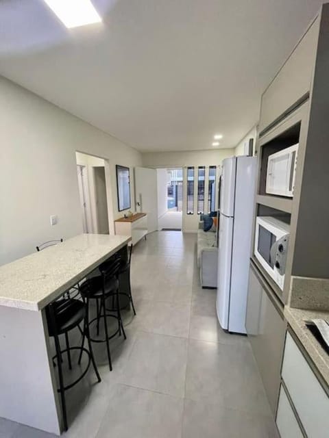 Kitchen or kitchenette, Dining area, minibar, pet friendly, stove