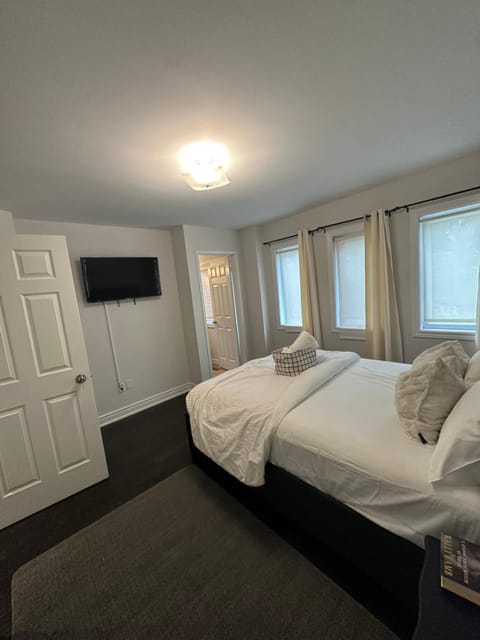 Luxurious - room in Oakville Vacation rental in Oakville