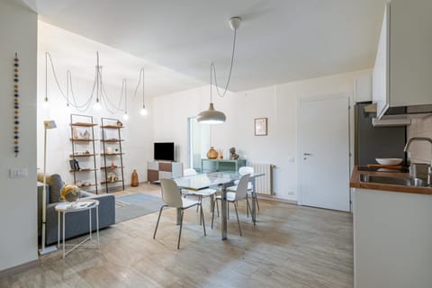TV and multimedia, Kitchen or kitchenette, Living room, Seating area, Dining area