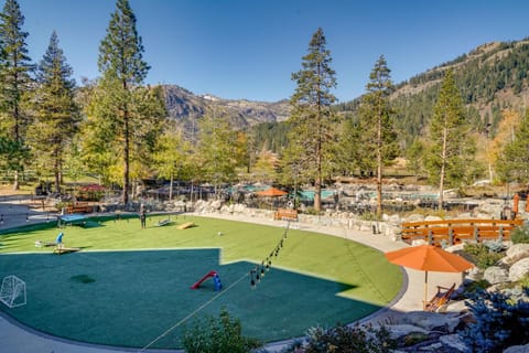 Breathtaking Olympic Valley Gem Walk to Chairlift Condominio in Palisades Tahoe (Olympic Valley)