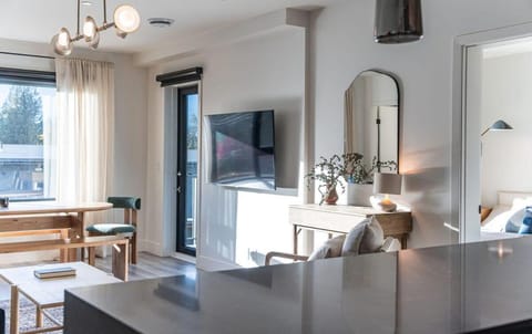 Snowed Inn - Stunning 3 Bedroom Condo Maison in Revelstoke
