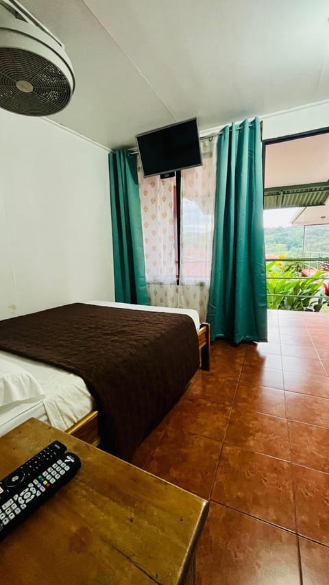 Hostal Nuevo Arenal downtown, private rooms with bathroom Capsule hotel in Nuevo Arenal
