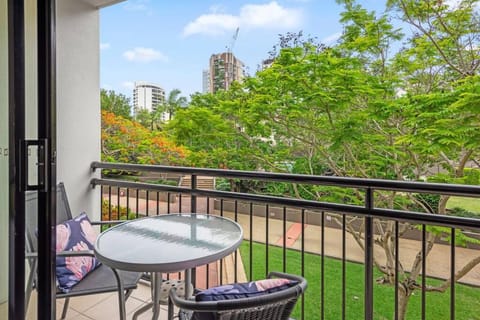 Resort Pad ~ 1Bed/1Bath/Balcony/1Car ~ 10 mins CBD Apartment in Kangaroo Point