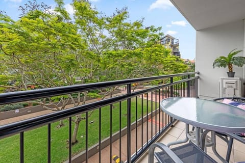 Resort Pad ~ 1Bed/1Bath/Balcony/1Car ~ 10 mins CBD Apartment in Kangaroo Point