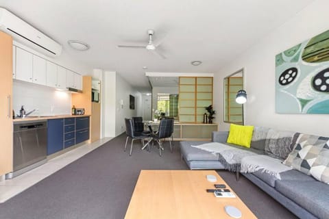 Resort Pad ~ 1Bed/1Bath/Balcony/1Car ~ 10 mins CBD Apartment in Kangaroo Point