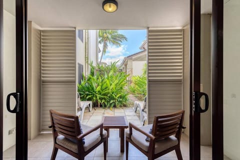 Poolside at Temple Resort - A Lush Tropical Escape Apartamento in Port Douglas