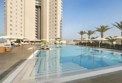 מול החוף במלון רמדה נתניה Hotel in Netanya