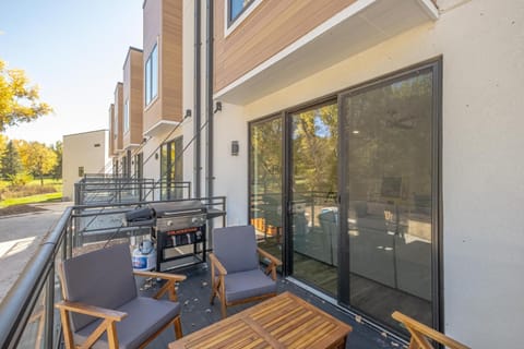 CentralPark Townhome B10 Chalet in Arnolds Park