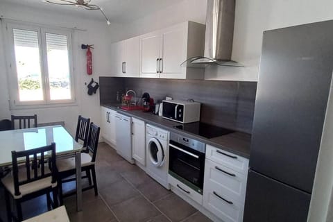 Kitchen or kitchenette, Dining area, dishwasher, oven, stove, toaster, washing machine