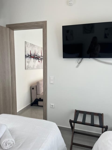 Bed, TV and multimedia, Bedroom