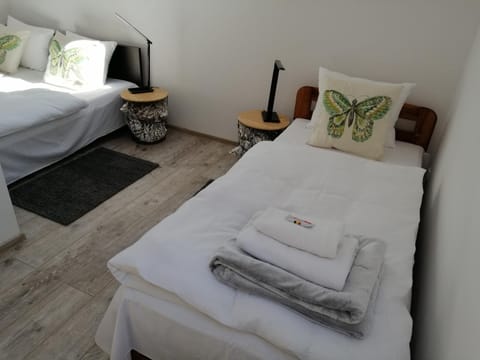 Bed, Photo of the whole room, Bedroom, towels