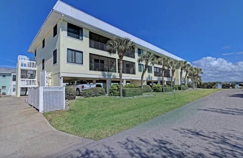 Island Time-Private Beach Access-Heated Pool-Water Views Apartment in Bradenton Beach