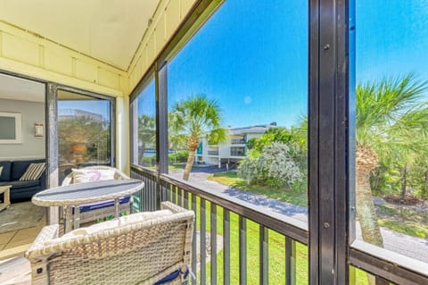 Island Time-Private Beach Access-Heated Pool-Water Views Apartment in Bradenton Beach