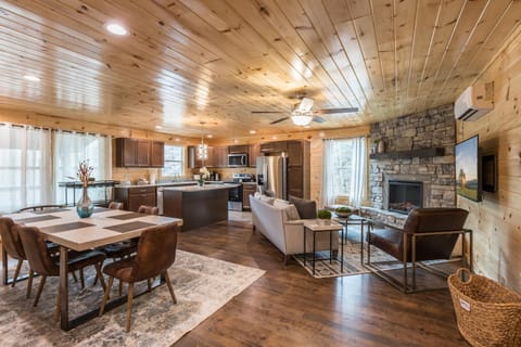 TV and multimedia, Kitchen or kitchenette, Living room, Seating area, Dining area, flat iron, minibar, pet friendly, stove