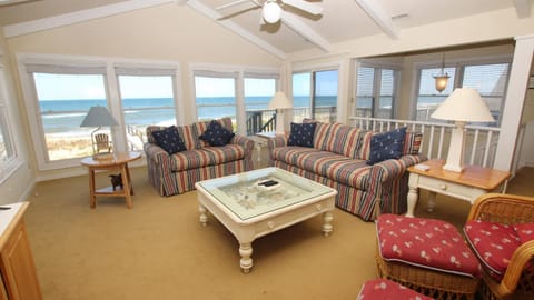 SA227, When Pigs Fly- Oceanfront, Ocean Views, Close to Beach Access, SUN-SUN House in Duck