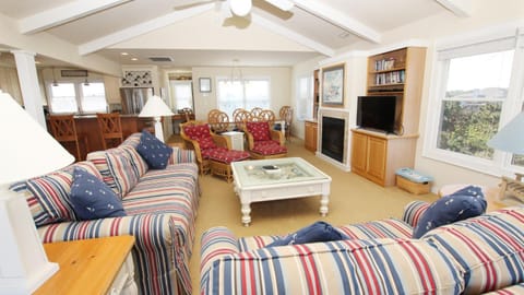 SA227, When Pigs Fly- Oceanfront, Ocean Views, Close to Beach Access, SUN-SUN House in Duck