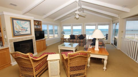 SA227, When Pigs Fly- Oceanfront, Ocean Views, Close to Beach Access, SUN-SUN House in Duck