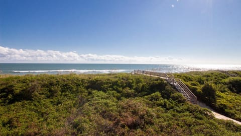 SA47, Lazy Bones- Oceanfront, Ocean Views, Sun Decks, Close to Beach Access Maison in Sanderling