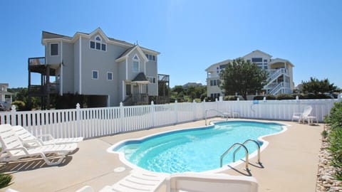 SP8, Ole Duck Haven- Oceanside, Private Pool, Community Pool, Sun Deck House in Duck