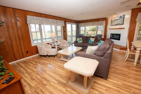 SNH416, Ocean Adventure- Oceanside, 400 ft to Beach access, screened porch Maison in Nags Head