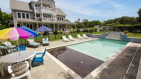 SS1, Marvin Gardens- Oceanside, ELEV, Priv Pool, Hot Tub, Easy walk to Beach Maison in Southern Shores
