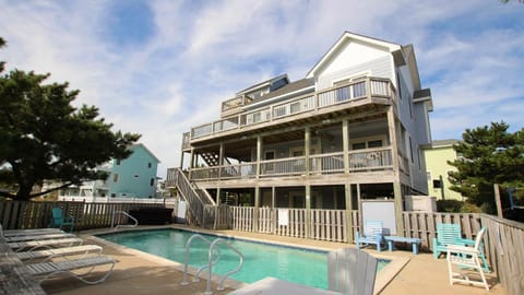 SP2, Blew Bayou- Oceanside, Private Pool, Close to Beach, Hot Tub! House in Duck