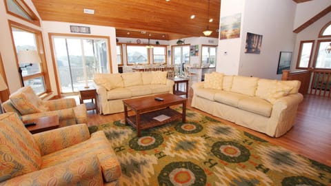 SSV124, Aint Life Grand- Oceanfront, Private Pool, Private Beach Access, Hot Tub House in Duck