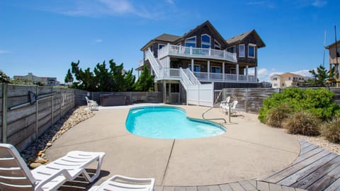 SSV124, Aint Life Grand- Oceanfront, Private Pool, Private Beach Access, Hot Tub House in Duck