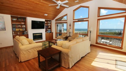 SSV124, Aint Life Grand- Oceanfront, Private Pool, Private Beach Access, Hot Tub House in Duck