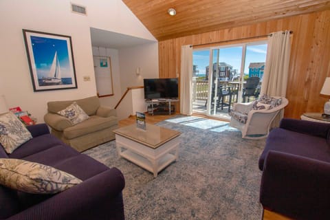 T1, Sailaway- Semi-Oceanfront, Private Pool, Poolside Bar, Hot Tub, Ocean Views, Dogs Welcome! Maison in Duck