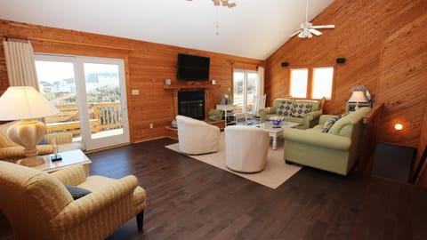 T10, Surf N Duck- Oceanside, 5 BRs, Pool, Hot Tub, Close to Beach Access House in Duck