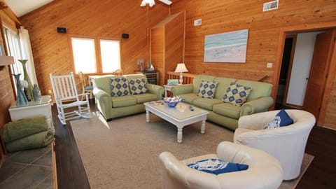 T10, Surf N Duck- Oceanside, 5 BRs, Pool, Hot Tub, Close to Beach Access House in Duck