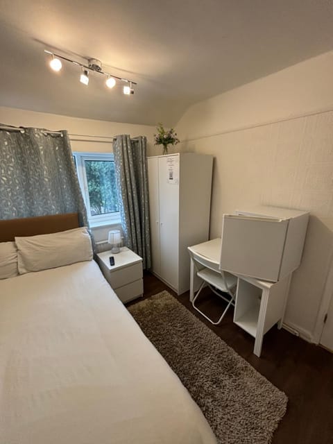 Spare room in a family house Vacation rental in Bristol