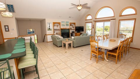 WC962, Sea for Miles- Oceanside, Dogs Welcome, Private Pool, Hot Tub House in Corolla