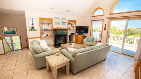 WC962, Sea for Miles- Oceanside, Dogs Welcome, Private Pool, Hot Tub House in Corolla