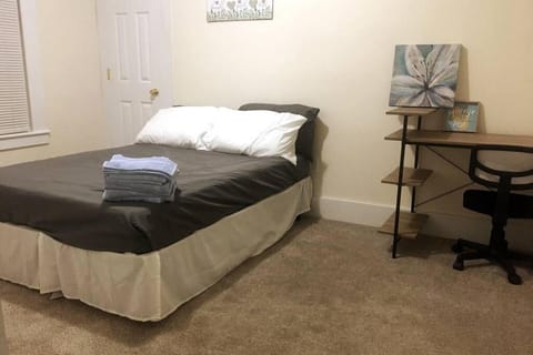 Comfy 4 Bed 1 Bath w/ Wi-fi in College Area Condo in Springfield