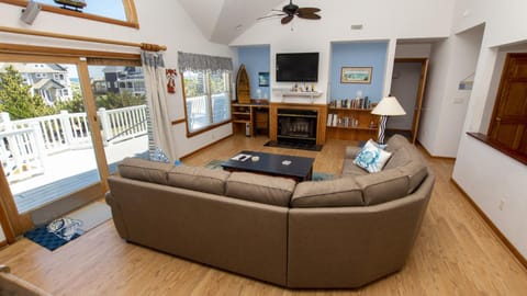 WL864, Foxs Beach Paradise- Semi-Oceanfront, Private Pool, H Tub, Pool Table House in Corolla